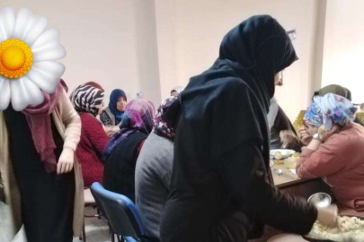 Karacabey’de kadınlar depremzedeler için eşofman ve pijama takımı dikiyor