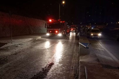 Kontrolden çıkan otomobil demir parmaklıklara saplandı