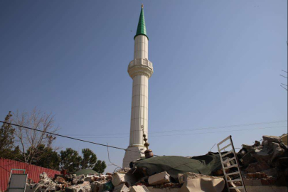 Cami yıkıldı, minaresi ayakta kaldı