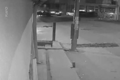 Duvara böyle çarptı, otomobili bırakıp kaçtı