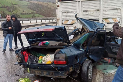 Feci kaza: Otomobil kamyona arkadan çarptı: 2 ölü, 6 yaralı