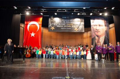 Piyanonun yıldızları depremzedeler için parladı