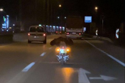 Bursa'da motosikletli sürücünün tehlikeli hareketi kamerada