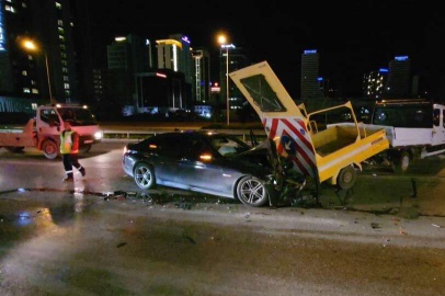 Bursa’da lüks otomobil, yolda temizlik yapan belediye aracına çarptı : 2 yaralı