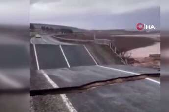 Sel suları Hilvan - Bozova yolunu yuttu