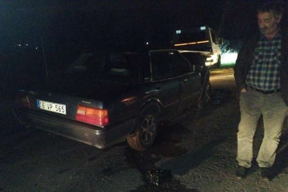 Bursa'da tamir için kenara çekilen araca, otomobil çarptı