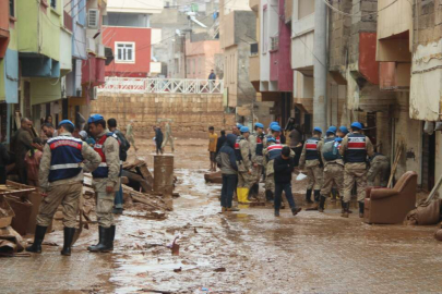 Mehmetçik selzedelerin yaralarını sarıyor