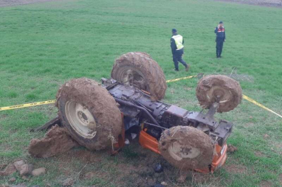 Devrilen traktörün altında kalan sürücü öldü