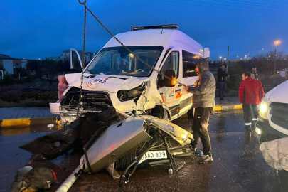 Deprem bölgesine giden AFAD aracı kaza yaptı: 1 ölü, 9 yaralı