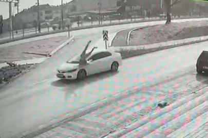 Bursa'da ölümden döndü: Otomobilin çarptığı kadın böyle havalandı