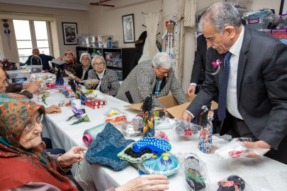Bursa'da huzurevi sakinleri depremzedeler için atkı, bere, eldiven örüyor