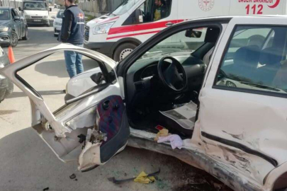 Hafif ticari araç ile otomobil çarpıştı: 2 yaralı