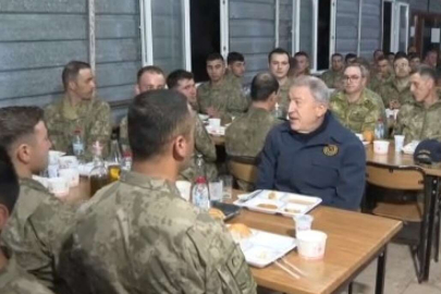 Bakan Akar ilk iftarını Mehmetçik ile yaptı