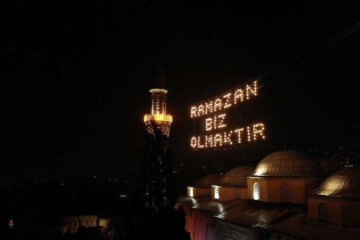 624 yıllık Ulu Cami'ye asılan  mahya geceyi aydınlattı