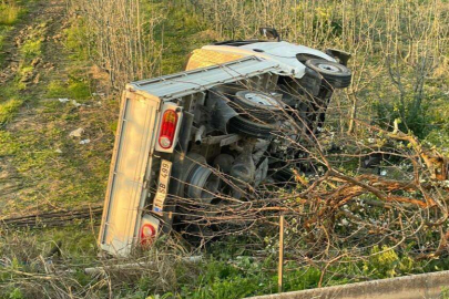 Bursa’da kontrolden çıkan kamyonet şarampole uçtu