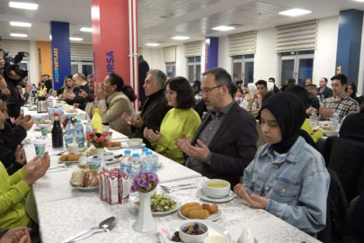 Bakan Kasapoğlu Bursa'da depremzedelerle birlikte iftarını yaptı