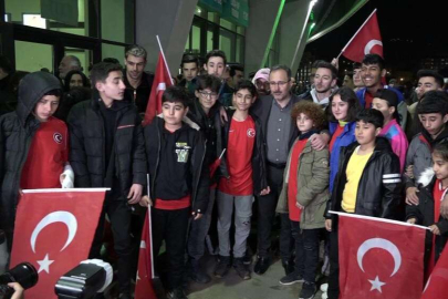 Depremzede çocuklardan milli takıma destek