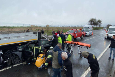 Otomobilin tırın altına girdiği kazada can pazarı...