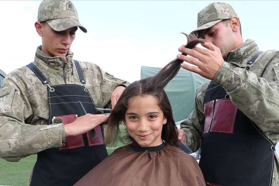 Mehmetçik tüm ihtiyaçlarında depremzedelerin yanında oluyor