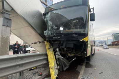Bursa'da belediye otobüsü bariyerlere ok gibi saplandı: Yaralılar var