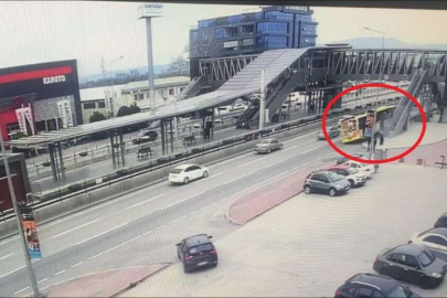 Bursa'da otobüsün bariyerlere ok gibi saplandığı kaza kamerada