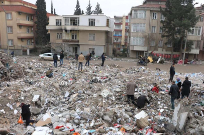 Enkaz altında kalan hatıra ve eşyalarını arıyorlar