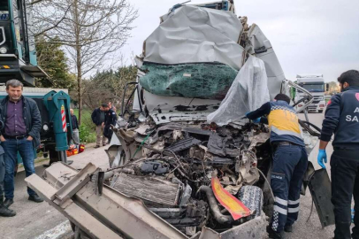 Bursa'da çekici kamyonet, ticari araca çarptı : 2 ölü