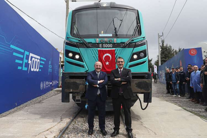 Yerli ve milli E5000 tip elektrikli lokomotif raylara indiriliyor