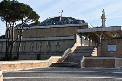 İtalya'da Müslümanlar Ramazan bayramında Roma Büyük Cami'ye akın ediyor
