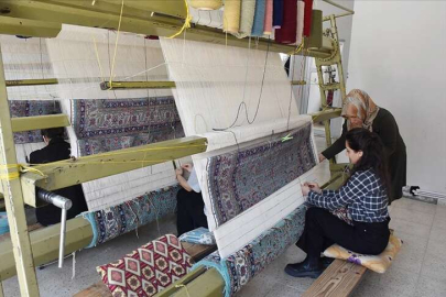 Kadınlar 'Hereke' halıları dokuyor