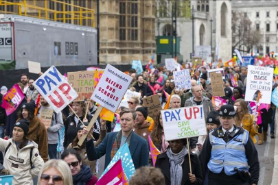Binlerce öğretmen, maaş artışı talebiyle Başbakanlığa yürüdü