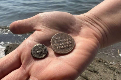Bursa'da göl kenarında yürürken 2 bin yıllık sikke buldular