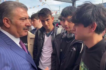 Bakan Koca ile gençler arasında gülümseten diyalog