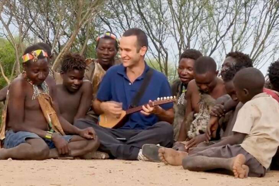 Gezgin Anıl Ünlü, Hadzabe Kabilesi'ne saz çalıp şarkı söyledi