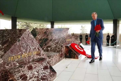 Erdoğan, Adnan Menderes'in Anıt Mezarı'nı ziyaret etti