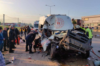 Bursa'da minibüs hafriyat kamyonuna çarptı: 1 ölü, 16 yaralı
