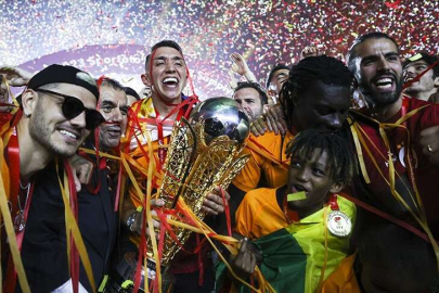 Galatasaray şampiyonluk kupasını kaldırdı