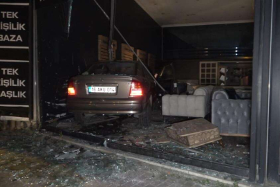 Bursa'da kontrolden çıkan araç mobilya dükkanına girdi