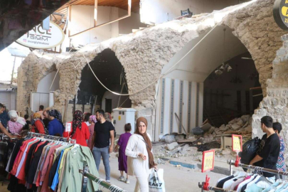 Enkaz kent Hatay'da molozların arasında bayram alışverişi