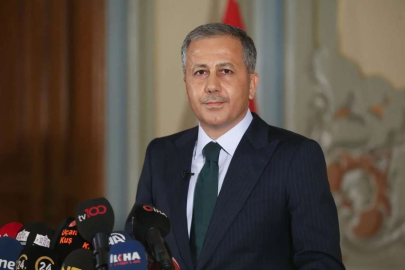 Bakan Yerlikaya, depremzedelerle bayramlaştı