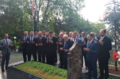 MHP Lideri Bahçeli, Türkeş’in kabrini ziyaret etti