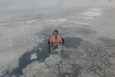 Bursalı dağcı, yazı Uludağ'ın buzlu göllerinde geçiriyor