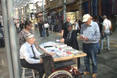 Bursa'da gözleri görmeden 66 yıldır esnaflık yapıyor