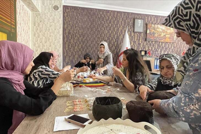 Yaptıkları el işi ürünlerle ev ekonomisine katkı sağlıyorlar