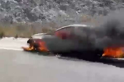 Bursa'da otoyolda, araçlarının yanışını izlediler