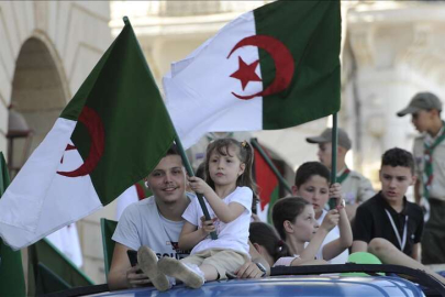 Cezayir'de bağımsızlığın 61. yıl dönümü kutlandı