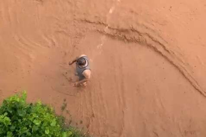 İznik'te göle dönen sokakta bir vatandaş duş aldı