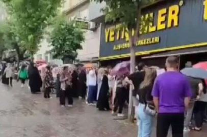 Bursa’da alışveriş çılgınlığı: Sağanak yağışa aldırmadılar