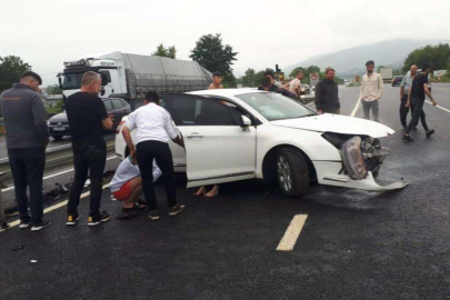 Bursa'da otomobil bariyerlere çarptı: 4 yaralı