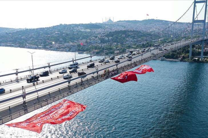 15 Temmuz Şehitler Köprüsü'ne Türk bayrağı asıldı